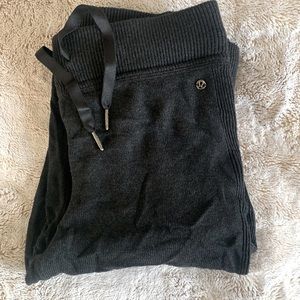 Lululemon dark gray stirrups leggings sweater material size medium
